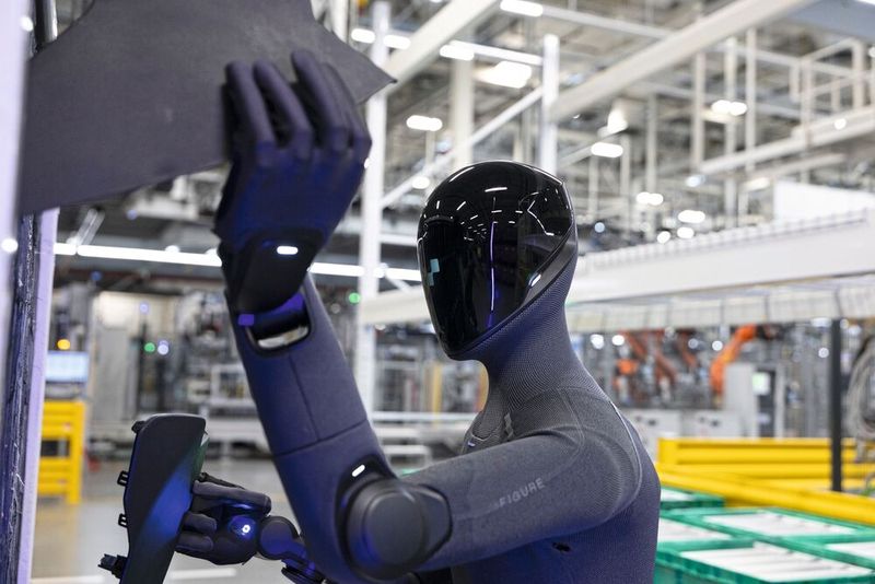 Figure 03 im Einsatz: Dank taktiler Sensoren und Kameras in den Händen sequenziert der Roboter angelieferte Bauteile für die Montage. (Bild: BMW)