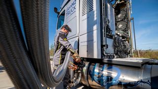 Betankt wurde der GenH2 Truck vor der Rekordfahrt mit flüssigem Wasserstoff von Air Liquide an der Tankstelle von Daimler Truck im Entwicklungs- und Versuchszentrum in Wörth am Rhein. Zwei sehr gut isolierte 40-Kilogramm-Tanks halten den Treibstoff auf rund -250 °C. (Bild: Daimler Trucks)