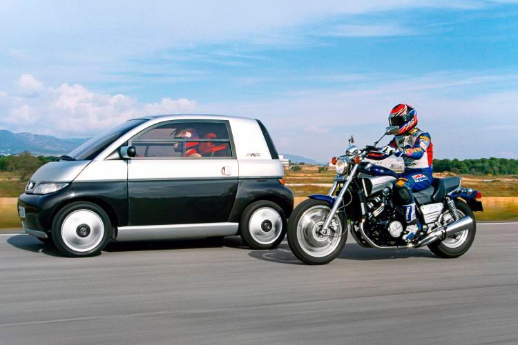 Zugegeben: Mit Motorrädern brauchte sich der Maxx nicht anzulagen. Aber sein Dreizylindersaugmotor mit 1,0 Liter Hubraum entwickelte immerhin 37 kW/50 PS bei 5.000 Umdrehungen. So beschleunigte das Wägelchen von 0 auf 100 in nur 12,1 Sekunden und erreichte eine Höchstgeschwindigkeit von 151 Stundenkilometern. (Bild: Opel)