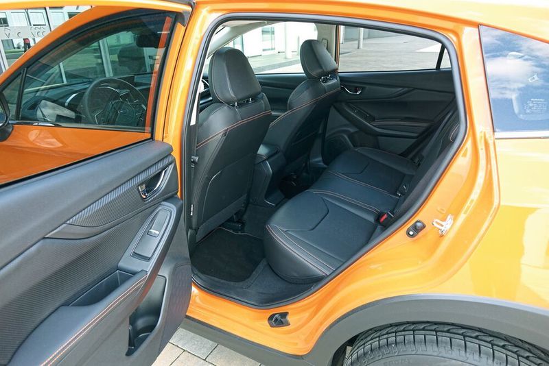 Für Passagiere auf der Rücksitzbank gibt es genügend Beinfreiheit. (Jens Scheiner/»Automobil Industrie«)