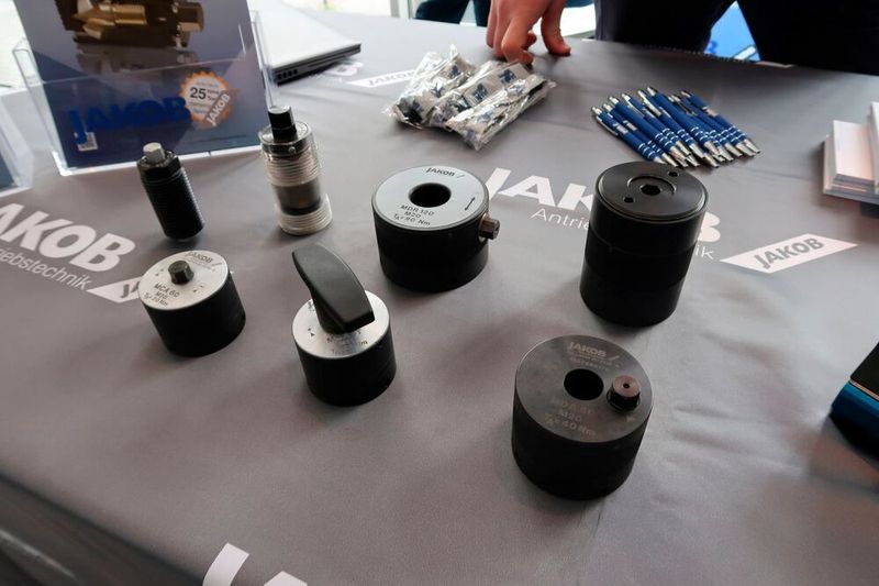 Jakob Antriebstechnik stellte seine Kraftspannmuttern vor. Mit dabei die neue Variante MCA-DB (oben rechts). Sie besitzt eine voreingestellte Drehmomentbegrenzung. (Bild: D. Quitter - VCG)