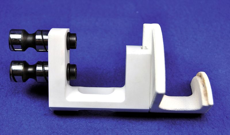 Bild 1: Aufgrund der beiden keramischen Komponenten isoliert die Werkstückaufnahme thermisch, elektrisch und magnetisch extrem heißes Gut von metallischen Anlagenvorrichtungen. (Bild: WZR)