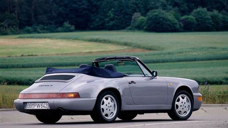 Der Porsche 911 ist nicht nur eine automobile Ikone – er blickt auch auf eine jahrzehntelange Modellgeschichte zurück. Das Modell 964 kam 1989 auf den Markt und ist die dritte Generation des 911er und Nachfolger des „G-Modells“. Die Motorleistung des 964 reicht von 184 kW (250 PS) bei den Carrera-Modellen bis zu 265 kW (360 PS) beim Turbo-Modell. Die Stuttgarter produzierten bis 1994 insgesamt 63.762 Fahrzeuge. (Bild: Porsche AG)