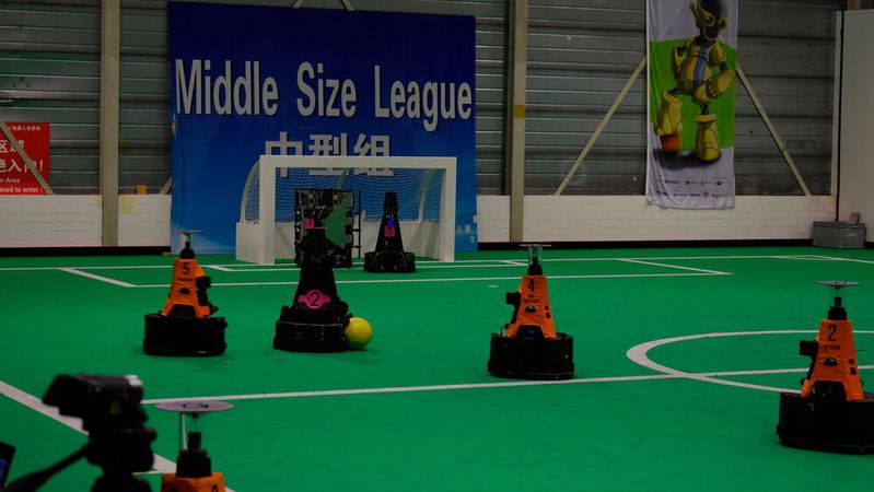 Das Team der Universität Eindhoven nennt sich Tech United. Es besteht aus ehemaligen sowie aktiven Studenten, Doktoranden und Mitarbeitern der Universität. (Bild:  Tech United Eindhoven)