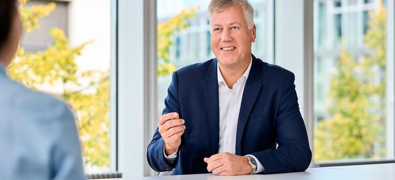 Morten Wierod, CEO ABB: „Das zweite Quartal zeigt die Leistungsstärke von ABB und unterstreicht unsere gute Positionierung in den Megatrends Elektrifizierung und Automatisierung. Durch die Akquisition von Rotork erwarten wir, weiteren Mehrwert zu schaffen.“(Bild:  ABB)