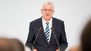 Winfried Kretschmann, Ministerpräsident des Landes Baden-Württemberg, sagte gegenüber der der „Wirtschaftswoche“: „Trotz der ganzen Transformation werden wir auch 2030 noch einen hohen Anteil an Verbrennern und Hybridfahrzeugen haben.“ (Bild: Porsche)