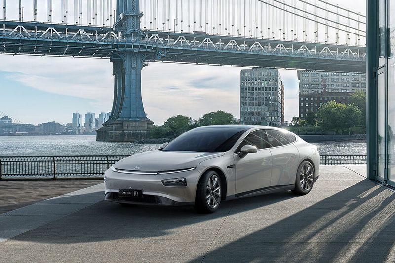 12 Ultraschall- und 5 Radarsensoren sowie 12 Kameras sollen zusammen mit einem schnellen Rechner und einem hohen Vernetzungsgrad für autonome Fahrkünste auf Level 3 sorgen.  (Bild: Xpeng)