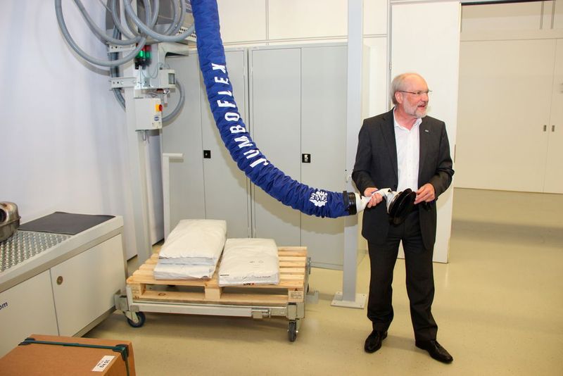 Erst im Showroom durften die versammelten Journalisten wieder ihre Kameras zücken. Wolfgang Schmalz ließ es sich nicht nehmen, ... (Gillhuber)