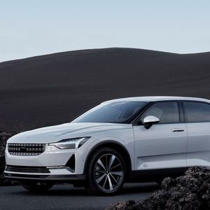 Der Polestar 2 ist ab September mit drei verschiedenen Antriebssträngen erhältlich.(Bild:  Polestar)