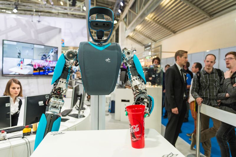 Am 3. Juni 2014 öffnete die Automatica in München wieder ihre Tore. Der Besuchermagnet sind in diesem Jahr ganz klar die Serviceroboter, die auf der Messe erstmals in einem eigenen Ausstellungsbereich präsentiert werden. (Thomas Plettenberg/Messe München)