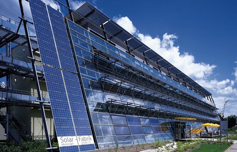 Ökowerk: Den für die Modulproduktion benötigten Strom bezieht die Freiburger Firma Solar-Fabrik aus Zellen an der Fassade und auf dem Dach des eigenen Werks.  Bild: Solar-Fabrik (Archiv: Vogel Business Media)