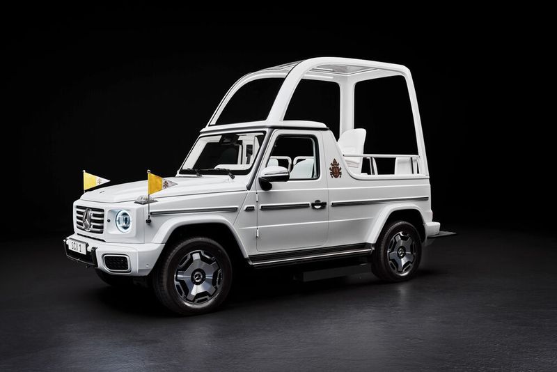 Sollte es regnen, kann ein goßes Dach über den päpstlichen Thron gestellt werden. (Bild: Mercedes-Benz)