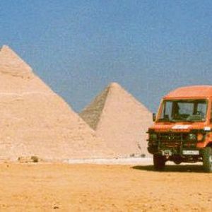 1986 nahm der frischgebackene Fahrzeugtechniker und heutige Firmenchef an der „Liberty-Raid Rallye Köln-Karthum-Kairo“ teil. In den Wüsten des Sudan und Ägyptens durfte der eigene Allradantrieb zeigen, was in ihm steckt. (Bild:  Iglhaut)
