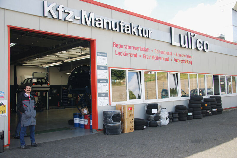 Inhaber und Geschäftsführer Vlorim Sekiraqa ist sichtlich stolz darauf, wie sich die Kfz-Manufaktur Luli`Co in Overrath entwickelt hat.  (Wenz)