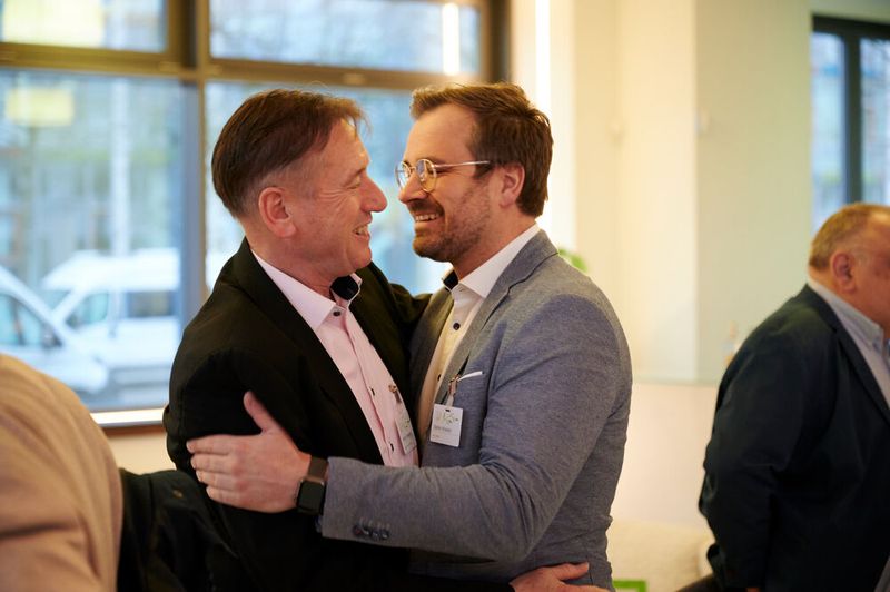 Impressionen vom ELEKTRONIKPRAXIS Frühlingsfest 2023 im Ketterer Kunst mit der Verabschiedung von Johann Wiesböck.  (Bild: © EYE AM CHRIS)