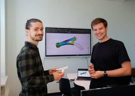 Von rechts: Prof. Dr.-Ing. Nils Meyer und Projekt-Mitarbeiter Julian Greif vom Centre for Future Production der Universität Augsburg freuen sich, dass sie ein KI-Tool entwickeln konnten, um die Bauteilentwicklung mit Blick auf das Spritzgießen von Kunststoffen zu optimieren.(Bild:  Universität Augsburg)