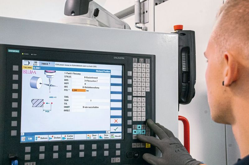 Benutzerfreundlich: Die Eingabemaske (GUI) für das Werkstückmessen wird direkt in der Steuerung aufgerufen. Für die Entwicklung der anwendungsspezifischen GUI sowie der dahinterstehenden Messzyklen, die wiederum mit der CNC kommunizieren, ist bei Blum das Softwarepaket Quickstart zuständig.  (Bild: myonic)