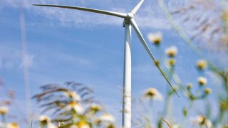 Gesteuert werden die getriebelosen Vensys-Windkraftanlagen von einem Embedded-PC CX1020. Bis heute wurden weltweit über 6.200 Windkraftanlagen nach Vensys-Design mit Beckhoff-Steuerungsplattform ausgeliefert. (Archiv: Vogel Business Media)