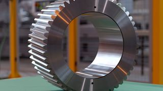 Zahnbewerter Rekord! Hier sieht man das größte jemals durch umformtechnische Methoden gefertigte Zahnrad für eine Offshore-Windkraftanlage. IWU-Forscher nebst Industriepartner favorisieren nämlich aus praktischen Erwägungen das Warmwalzen statt das übliche Fräsen ... (Bild: Fraunhofer-IWU)