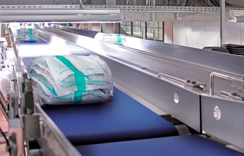 Wegen der speziellen Anforderungen an die medizinischen Produkte bei B. Braun wurde ausschließlich Gurtfördertechnik eingesetzt.  Bild: Transnorm (Archiv: Vogel Business Media)