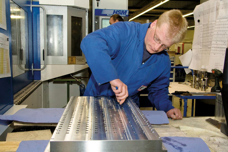 Facharbeiter Holger Knappe bearbeitet bei der IWB Industrietechnik GmbH aus Gotha Frästeile auf der Portal-Fräsmaschine Huron. (Bild: IWB)