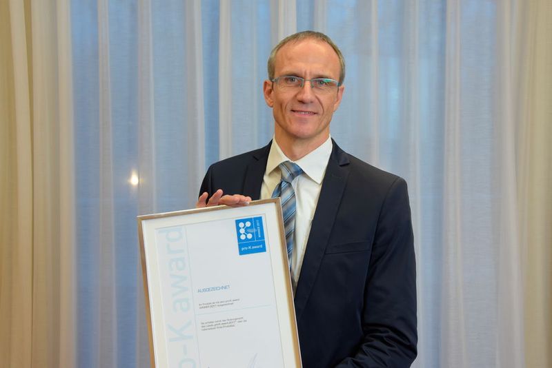 Robert van Loosen war Representant des bekannten Unternehmens Fackelmann, das den Award für eine formschöne Parmesan-Reibe aus PP, die außerdem als Frischhaltebox genutzt werden kann, erhalten hat. (pro-K)