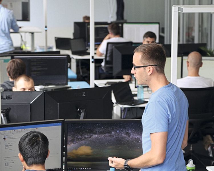 Das Imnoo Team besteht aus über 20 Spezialisten aus den Bereichen Software Engineering, künstlicher Intelligenz, Maschinenbau und Lohnfertigung. Ergänzt werden diese von einer UI/UX Designerin, einem Sales- und Marketing-Team.  (Imnoo)