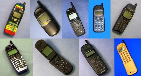 Einige der ersten 2G-Mobiltelefone der 90er Jahre (Bild: University of Salford)
