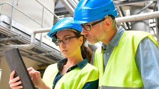 Dank der Wireless-Kommunikation über die Bluetooth-Technologie und entsprechende Apps, kann das Bedienpersonal im Feld über Handheld-Geräte schnell und einfach auf Anleitungen und Illustrationen des Rosemount 3408 Füllstandsmessumformers zugreifen, was Zeit spart und die Effizienz erhöht. (Bild: Emerson Process Management  GmbH & Co.OHG)