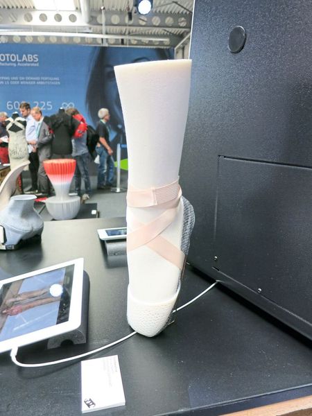 Bleiben wir beim Thema Füße–  und bei Medizintechnik im weitesten Sinne: In der Kategorie Medtech gewann Felicia Hamm von der Hochschule Darmstadt mit „Pointeeshoe“, einem Spitzenschuh für professionelles klassisches Ballett, den Wettbewerb 3D Pioneers Challenge. Sie durfte sich über das Preisgeld von 2.000 Euro freuen. Die Jury erkannte „dass die Tänzer zu Gunsten größerer Kreativität während der Aufführung durch den Einsatz von 3D gedruckten Materialien und Technologien unterstützt werden können, um Druck und Beschwerden zu vermeiden.“ (Bild: Schäfer / Devicemed)