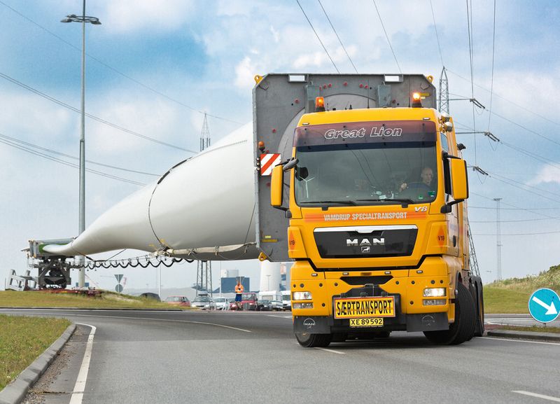 Beim Rückbau alter Rotorblätter stellen auch logistische Aspekte das Recycling vor gewisse Hürden, da solch überlange Transporte genehmigungspflichtig sind. (Siemens)