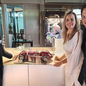 Maserati-Deutschland-Chef Domenico La Marte (links) bedankt sich bei Susanne Oppel – hier mit Ehemann Jürgen – für ihr Engagement.(Bild:  Oppel)