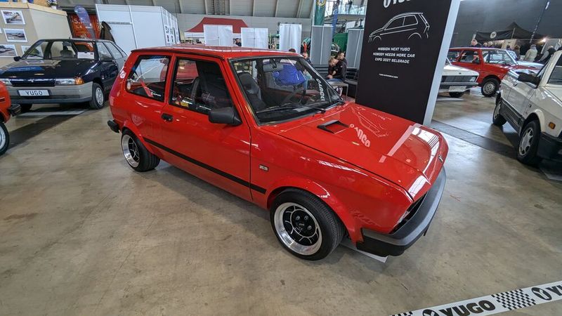 Wie hier auf der Retro Classics Stuttgart 2025 trommelten Yugo-Fans für das Comeback ihrer Marke....und zeigten nicht ohne Stolz mehrere Exemplare des einstigen jugoslawischen Volkswagens. (Bild: Dominsky – VCG)