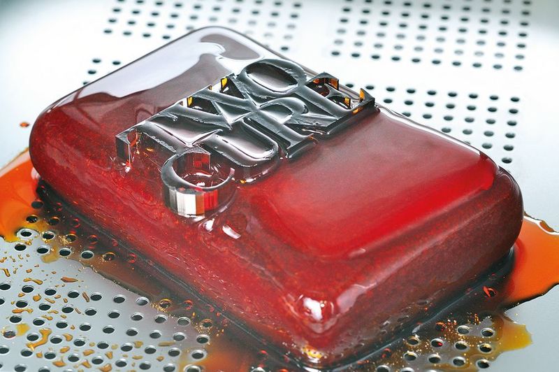 Durch Schmelzen bei Raumtemperatur lösen sich die additiv gefertigten Kunststoffbauteile aus den gefrorenen Blöcken heraus. (© Fraunhofer ILT, Aachen)