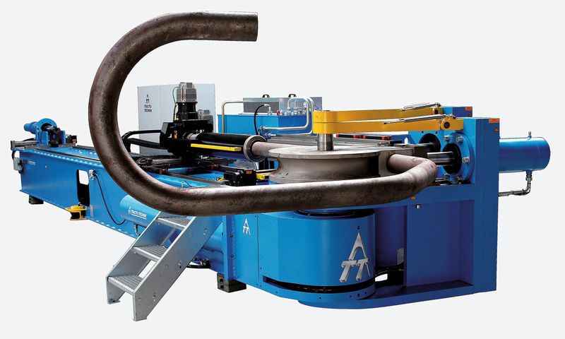 Die derzeit leistungsstärkste CNC-Rohrbiegemaschine von TT ist die Tubotron 170 HD, die mühelos Stahlrohre bis 168,3 mm Durchmesser und 11 mm Wanddicke verarbeitet. (Bild: Tracto Technik)