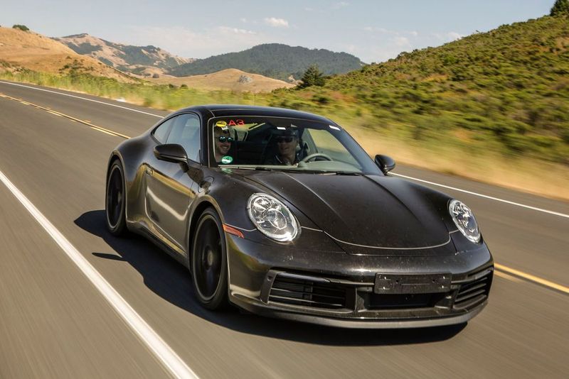 Doch irgendwann wird die Landschaft weiter, die Lücken im Verkehr werden größer und die Straßen dafür kleiner. (Bild: Porsche)