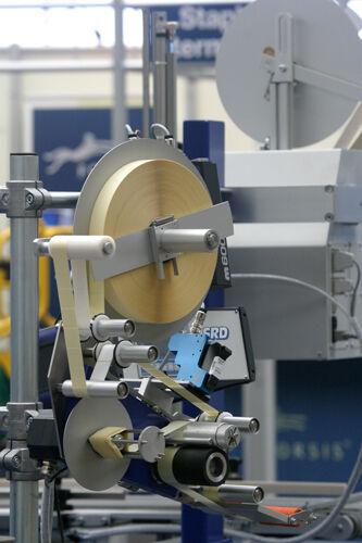 Die SRD Maschinenbau GmbH aus Enger zeigte Etikettierautomaten zum Aufbringung von Schmucketiketten oder artikelspezifischen Produktauszeichnung. (Archiv: Vogel Business Media)