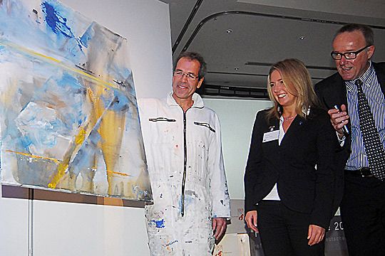 Für jeden Sponsor gab es ein solches Gemälde. Grit Sonntag von der Nürnberger Versicherung freute sich über die malerische Unternehmensinterpretation von Künstler Kay Prinz. (Archiv: Vogel Business Media)