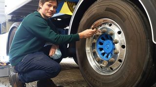 Smarte Transportsicherung: Für das Projekt „CargoTrailSense“ hat Marius Jones von der FH Dortmund einen Lkw mit Sensoren (unter anderem auch am Reifen) ausstattet. Die so gewonnenen Daten klären über die Lastenverteilung auf, um die Ladungssicherheit zu erhöhen. (FH Dortmund / B. Reichel)