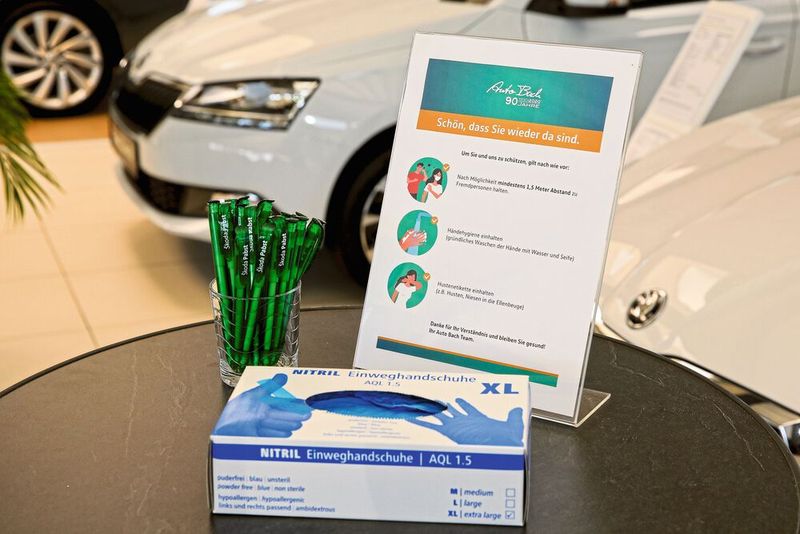 Mit Aufstellern fordern die Händler zur Einhaltung der Hygieneregeln auf. (Bild: Skoda)