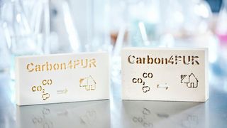 Rohstoffe für die Kunststoffe kommen jetzt aus dem Schornstein, sagt Covestro. Denn Hochofengas aus der Stahlherstellung enthält den nötigen Kohlenstoff: PUR-Dämmplatten, hergestellt mit der Carbon4pur-Methode. (Covestro)