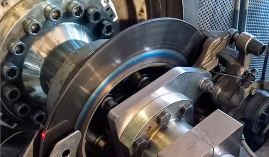 Was man hier sieht, ist eine zum üblichen Grauguss mögliche Alternative für eine Bremsscheibe, die Zukunft haben dürfte! Das, weil noch Ende des Jahres eine weitreichende Änderung in Sachen Feinstaubregelung greifen wird. Sie besteht aus Edelstahl! Und hier erfahren Sie mehr ...(Bild:  TU Chemnitz)