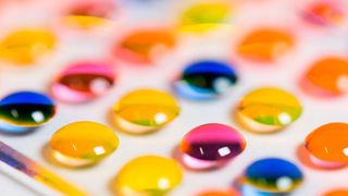 Array aus Mikrotröpfchen mit verschiedenen Reagenzien auf der Synthese-Plattform des chemBIOS Chips. (Maximilian Benz, KIT)