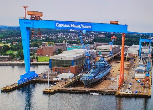 Noch ist die Kieler Marinewerft German Naval Yards unter französischer Kuratel. Doch sowohl der U-Boot-Bauer TKMS als ganz aktuell auch der Düsseldorfer Rüstungskonzern Rheinmetall haben bereits Angebote abgegeben. Die Frage ist nun, wer das Rennen macht ...(Bild:  German Naval Yards)