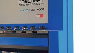 Die G-Electro Cut von Boschert ist eine Tafelschere, die mit ihrem elektrischen Antriebskonzept aus AC-Servomotor mit Riementrieben, wie es heißt, derzeit einmalig am Markt ist. Die Kraft des Elektromotors ließe sich sehr effizient einsetzen und benötige rund 50 % weniger Energie im Vergleich zu konventionellen Systemen. (Boschert)