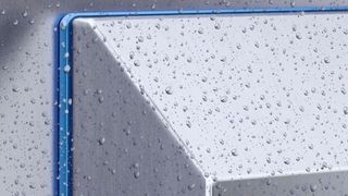 Die blaue Silikondichtung, die verhindert, dass sich Verunreinigungen zwischen Schaltschrank und dem Luft/Wasser-Wärmetauscher ablagern, lässt sich einfach austauschen.  (Rittal)