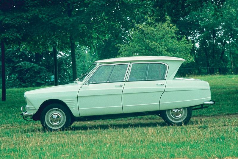 Citroën hatte in den 1950er Jahren zwei Bestseller: den Citroën DS in der Oberklasse und die Ente (2CV) am unteren Ende. Die Lücke in der Mittelklasse schloss der französischen Hersteller mit dem Citroën Ami 6. Mit seinem markanten Heck fiel er auf. (Bild: Citroën )