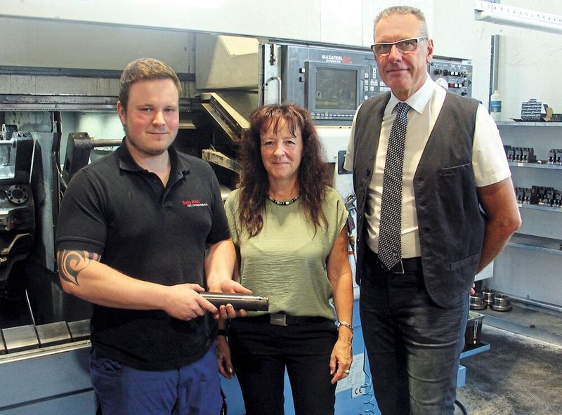 Die Cermet-Wendeschneidplatten mit der neuen Beschichtung EG3 erfüllten die Erwartungen von Sven Vollmer, Fertigungsleiter und Tina Vollmer, Geschäftsführerin, beide bei TecVo, und bestätigten damit die Bearbeitungsstrategie von Thomas Schnurr; Verfahrensberater bei Horn. (v. l.). (Horn)