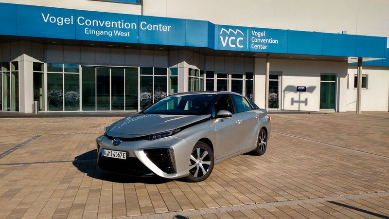 Seltenes Testfahrzeug bei Vogel: der Toyota Mirai. (Bild: Thomas Günnel/»Automobil Industrie«)