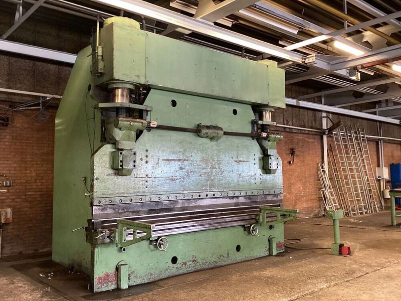 Die dritte Abkantpresse, auf die man noch bis zum 27. Oktober bieten kann, ist eine C 400-3 von Mengele. (Bild: Surplex)